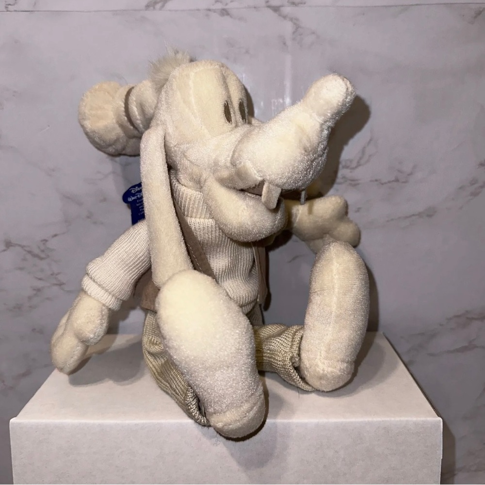 Walt Disney World White GOOFY Bean Bag Plush Park Exclusive RARE NWT